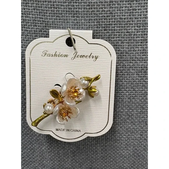 Vintage Style Green Jasmine Flower Brooch Pin – Faux Pearl Floral Accessory new - Picture 2 of 5